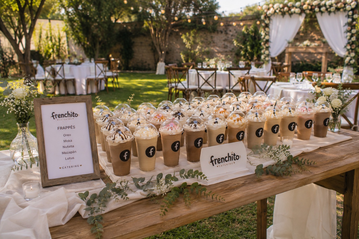 Mesa de frappés en jardín